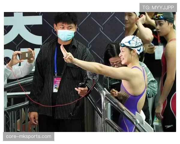 余依婷随手一张家居照，运动裤下竟然露出名表和礼袋，我这普通人被反差暴击