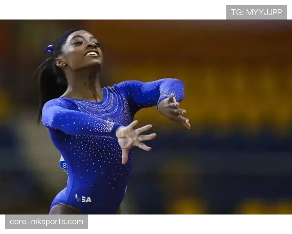 西蒙·拜尔斯今天又穿了条普通人根本买不起的运动裤，感觉她根本不是在健身房逛街吧？